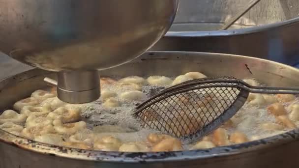 Traditionelle Türkische Straßendelikatessen Kochen Heißen Ölteig — Stockvideo