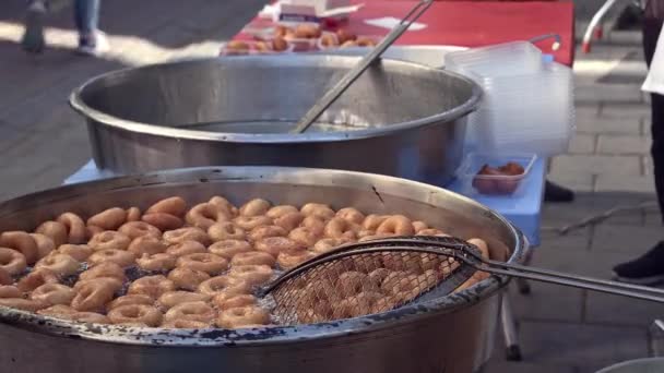 土耳其传统的甜面团 球或百吉饼酵母面团在沸腾的油中油炸 在街头摊位卖甜糖蜜 在一些城市 葬礼结束后的几天 会免费分发给来宾 — 图库视频影像