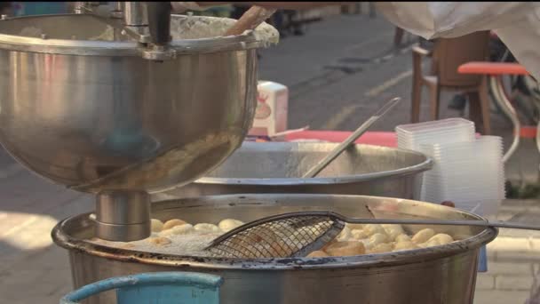 Tabağa Şeker Tozu Serpiştirilmiş Yuvarlak Tatlı Çörekler Hamur Tatlı Türkçe — Stok video