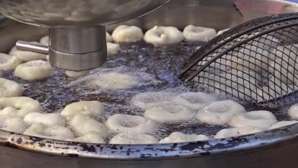 Słodkie Smażone Okrągłe Pączki Posypane Cukrem Proszku Talerzu Ciasto Desery — Wideo stockowe