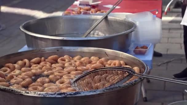 Rosquillas Redondas Fritas Dulces Espolvoreadas Con Azúcar Polvo Plato Pastelería — Vídeo de stock