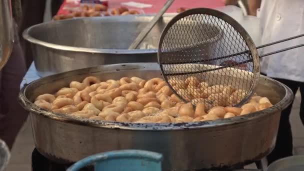 Turkiska Traditionella Söt Lokma Boll Eller Bagel Jäst Deg Stekt — Stockvideo