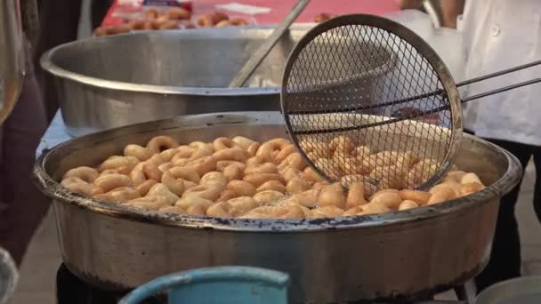 Turecké tradiční sladké lokma, kuličkové nebo bagelové těsto se smaží ve vroucím oleji. Prodáno ve stáncích se sladkým cukrovým sirupem. Někdy, v některých městech, je distribuován hostům zdarma na několik dní po pohřbu.