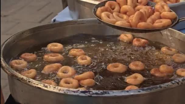 Donuts Redondos Fritos Doces Polvilhados Com Açúcar Uma Chapa Pastelaria — Vídeo de Stock