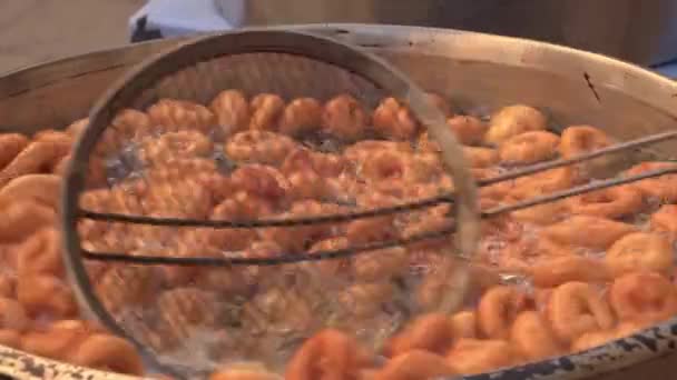 Słodkie Smażone Okrągłe Pączki Posypane Cukrem Proszku Talerzu Ciasto Desery — Wideo stockowe