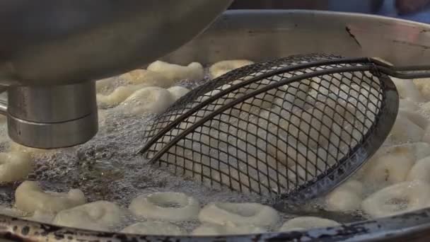 Γλυκά Τηγανητά Στρογγυλά Ντόνατς Πασπαλισμένα Ζάχαρη Σκόνη Ένα Πιάτο Γλυκά — Αρχείο Βίντεο