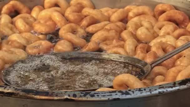 土耳其传统的甜面团 球或百吉饼酵母面团在沸腾的油中油炸 在街头摊位卖甜糖蜜 在一些城市 葬礼结束后的几天 会免费分发给来宾 — 图库视频影像