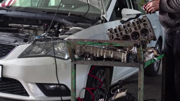 Auto Master Repair Shop Reparatie Cilinder Hoofd Van Auto Motor — Stockvideo