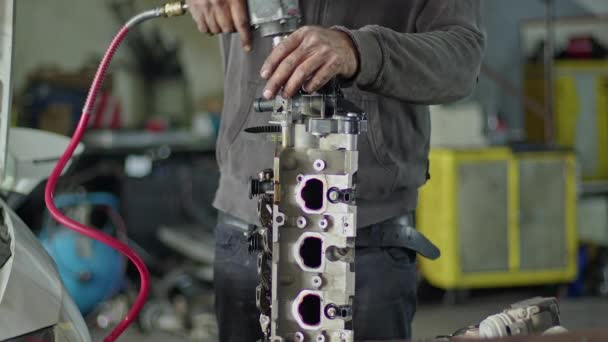 Mestre Carro Loja Reparação Cabeça Cilindro Reparação Motor Carro Bancada — Vídeo de Stock
