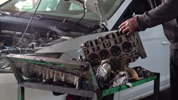 Maître Voiture Dans Atelier Réparation Réparation Culasse Moteur Voiture Sur — Video