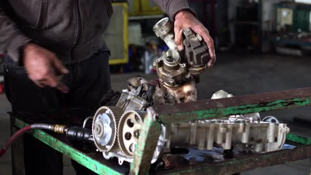 修理工場での車のマスター 車両のターボチャージャー — ストック動画