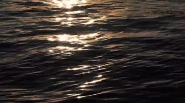 Karanlık Okyanus Güneş Işığı Dalgalarda