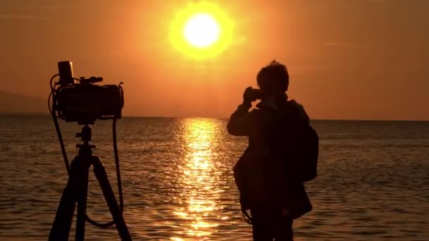 Natur Videograf Dreht Sonnenuntergang Gelben Ozean Strand Silhouette Backstage — Stockvideo