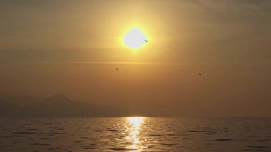 Sarı Sisli Sonbahar Denizi Gün batımı Suyun Üzerinde Güneş Işıkları
