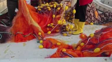 Teknede Ağlarını Düzenleyen İki Balıkçı