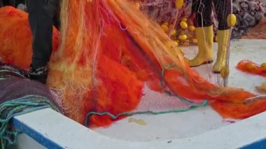 Balıkçılar Ağlarını Teknede Ayarlıyor