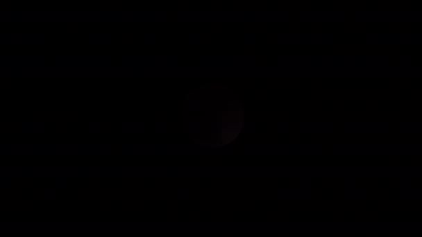 在日蚀期间 黑云在黑暗的天空中从月亮面前掠过 — 图库视频影像