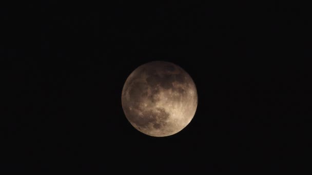 Fekete Felhők Haladnak Hold Előtt Sötét Égen Egy Napfogyatkozás Alatt — Stock videók