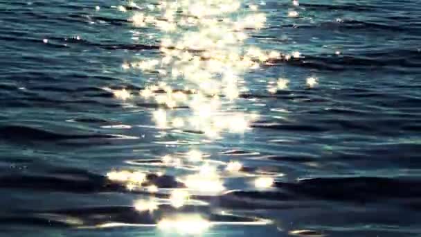 Okyanus Dalgasında Güneş Işığı Parıltısı — Stok video