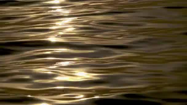 Günbatımı Güneş Işıkları Siyah Okyanus Suyuna Yansıtılıyor — Stok video
