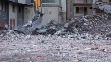 Yıkıcı Kazıcı Eski Bina 'yı Yıkmış 