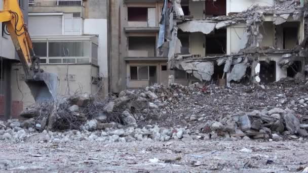 Demolition Excavator Demolishes Old Bit Residential Building — Stock Video