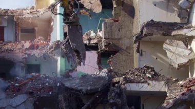 Yıkıcı Kazıcı Eski Bina 'yı Yıkmış 