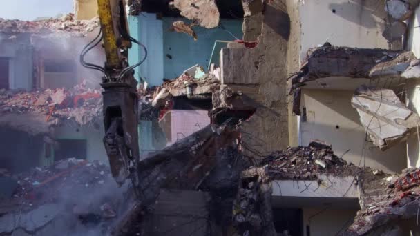 Demolition Excavator Demolishes Old Bit Residential Building — Stock Video