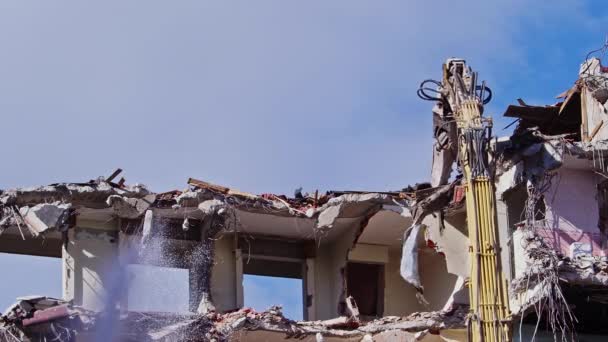 Demolition Excavator Demolishes Old Bit Residential Building — Stock Video