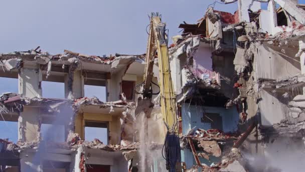 Demolizione Escavatore Demolisce Old Bit Edificio Residenziale — Video Stock