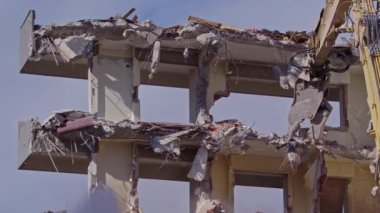 Yıkıcı Kazıcı Eski Bina 'yı Yıkmış 