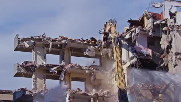 Escavadora Demolição Demoliu Prédio Residencial Bocado Velho — Vídeo de Stock