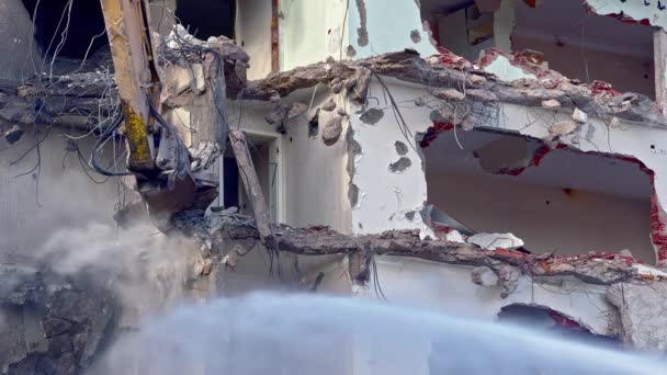 Demolition Excavator Demolishes Old Bit Residential Building — Stock Video