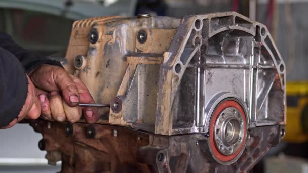 Tamirci Bozuk Araba Motorunun Vidalarını Star Wrench Ile Sıkılaştırıyor — Stok video