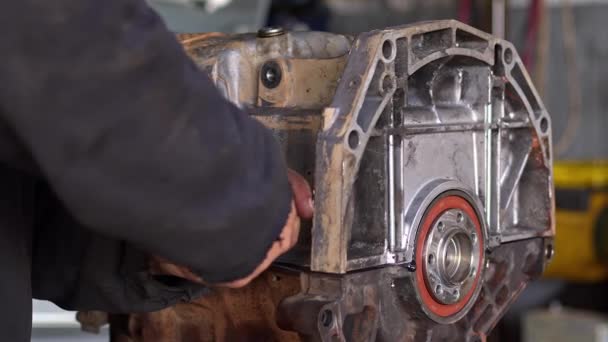 Mecánico Apriete Los Tornillos Del Motor Del Coche Defectuoso Con — Vídeos de Stock