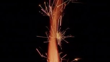 O, kızgın ateşten kıvılcımlar saçar. Yanan Soyut Ateş Işıltısı