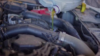 Çok Güzel Araba Tamircisi Motor Görüntülerine Yeni Yağ Döküyor.