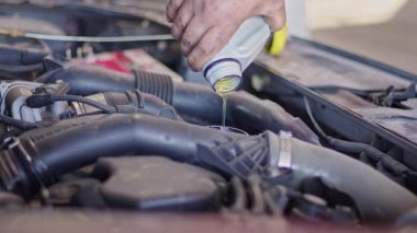 Çok Güzel Araba Tamircisi Motor Görüntülerine Yeni Yağ Döküyor.
