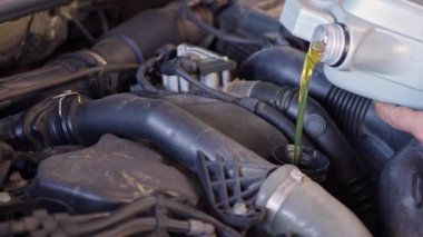 Çok Güzel Araba Tamircisi Motor Görüntülerine Yeni Yağ Döküyor.