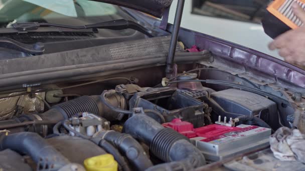 Zeer Mooie Auto Monteur Gieten Van Nieuwe Olie Naar Motor — Stockvideo