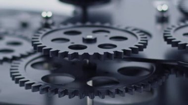 Çarkların ve dişlilerin dönüşümlü görüntülerinin çok güzel yakın plan çekimi...
