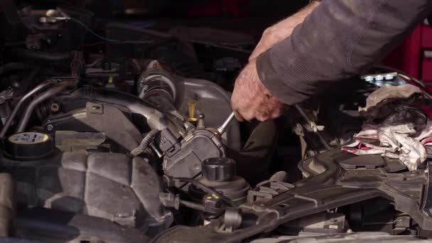 Zeer Mooie Defecte Auto Motor Reparatie Gerenoveerd Een Reparatiewerkplaats Beelden — Stockvideo