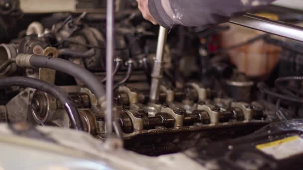 修理店の映像で改装された非常にニースの不具合車のエンジン修理 — ストック動画