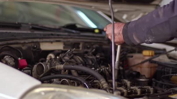 Otomobil Ustalarının Yakın Çekimi Tamirhanedeki Arızalı Araba Motorunu Tamir Ediyor — Stok video