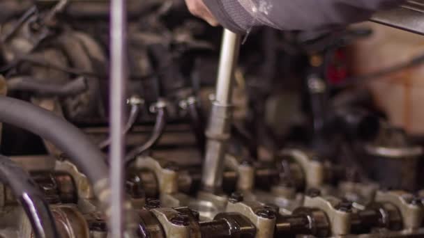 Close Shoot Car Masters Repairing Faulty Car Engine Repair Shop — стоковое видео