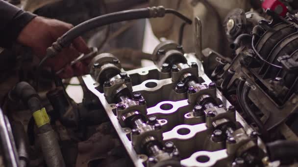 Close Shoot Car Masters Repairing Faulty Car Engine Repair Shop — стоковое видео