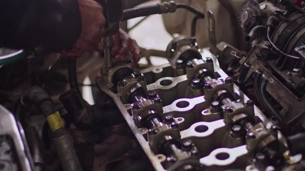 Primer Plano Shoot Car Masters Reparación Motor Coche Defectuoso Taller — Vídeos de Stock