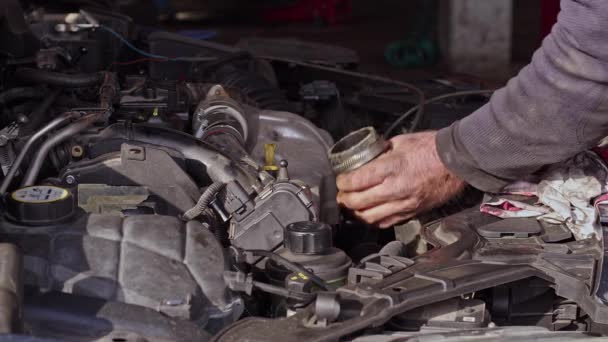 Primer Plano Shoot Car Masters Reparación Motor Coche Defectuoso Taller — Vídeo de stock
