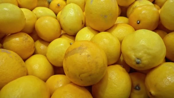 Nahaufnahme Eines Haufens Gelber Zitronenmarktzähler — Stockvideo