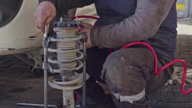 Tamirci, Otomobil Görüntülerinin Ön Şok Emicisiyle Yer Değiştirdi.